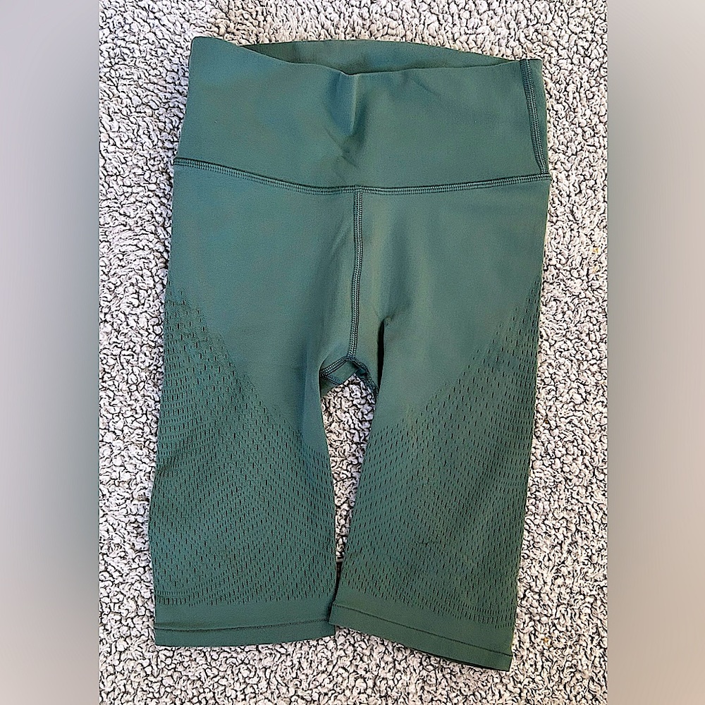 Lululemon Reveal Short Digital Rain, size 4, teal